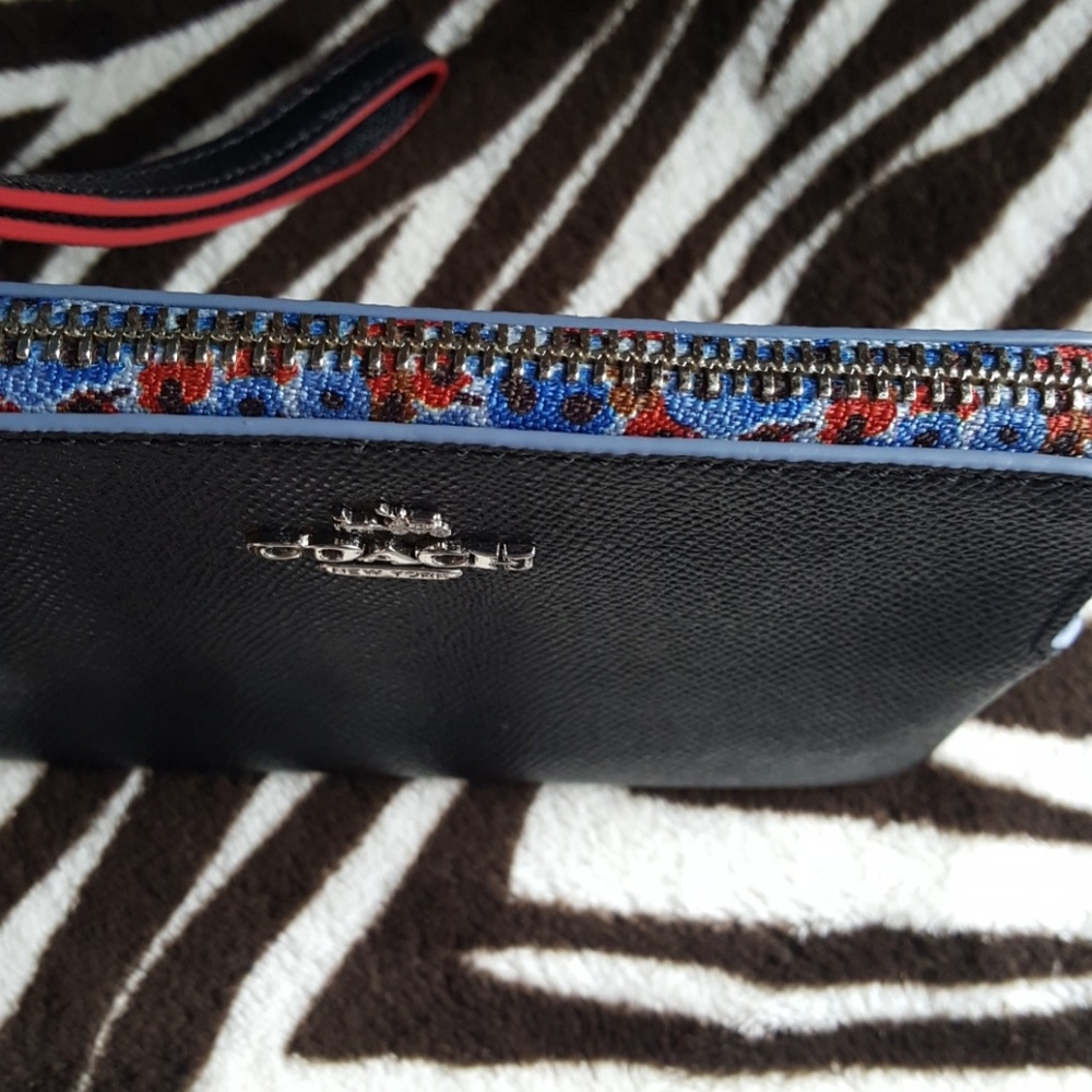 Coach small Black wristlet - Picture 3 of 3